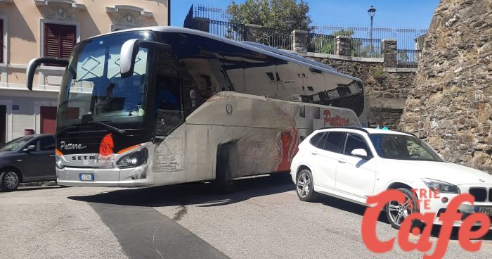 San Giusto nel caos: tre auto in doppia fila bloccano il pullman, traffico paralizzato