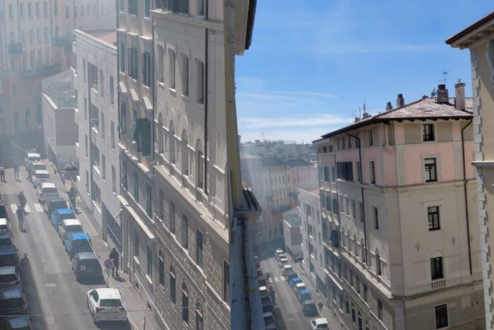 Trieste, incendio in un appartamento in largo Nicolini: palazzo evacuato, intervento in corso