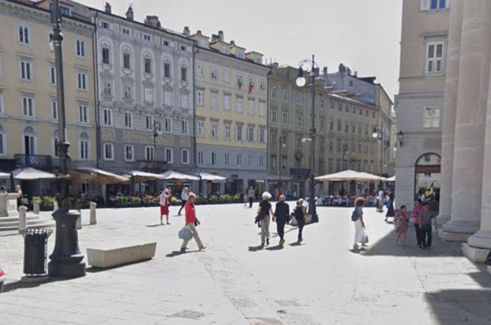Piazza della Borsa, allarme borseggi tra bancarelle e negozi: “Non ci si accorge di nulla”