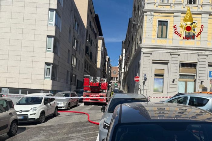 Incendio in appartamento in largo Nicolini: evacuate 27 famiglie, un ferito, cani e gatti in salvo