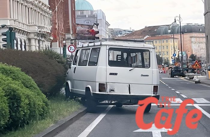 Perde il controllo del furgoncino e finisce sull’aiuola: traffico rallentato verso piazza Unità