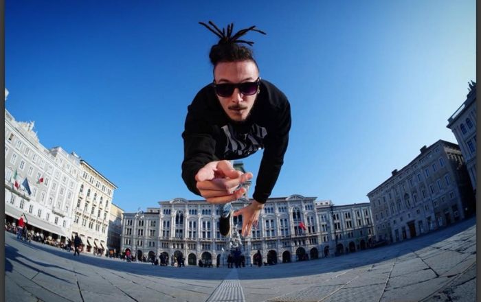 Yane rompe gli schemi con “Nubi”: “Più che una canzone, una seduta dallo psicologo”