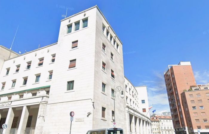 Paura in Questura a Trieste, agente aggredita durante il caos negli uffici