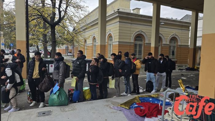 Cibo, coperte e viaggi di notte verso Trieste: la solidarietà che resiste attorno a piazza Libertà