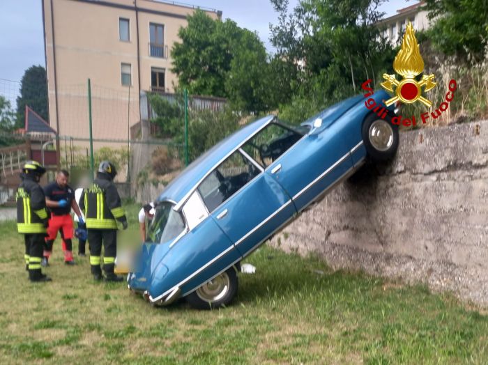 Via Giulia, auto sfonda il terrazzamento e precipita nel campo sportivo dell’oratorio