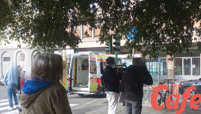 Trieste, auto travolge due pedoni in largo Barriera: feriti e traffico in tilt 