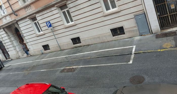 “Evento storico in via Laghi”: quattro parcheggi liberi consecutivi sorprendono un triestino