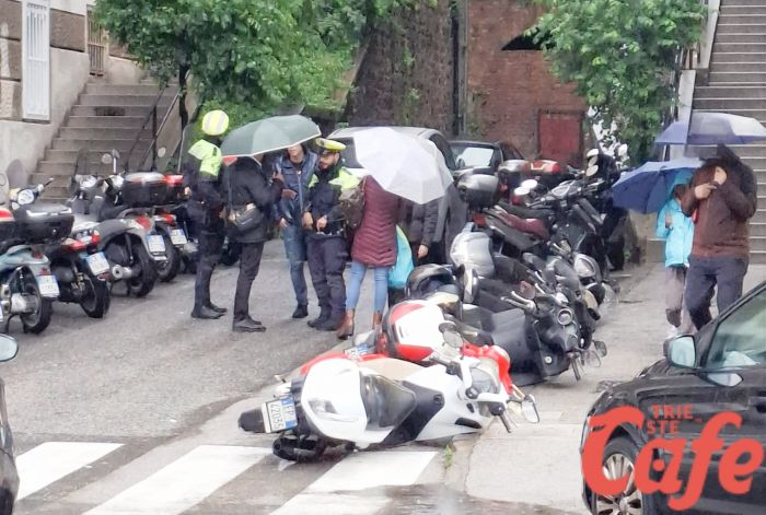 Trieste, scooter abbattuti uno dopo l’altro davanti al centro commerciale Giulia