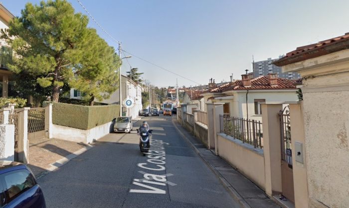 Trieste, allarme viabilità in via Costalunga: “Slalom tra auto parcheggiate e poca sicurezza”