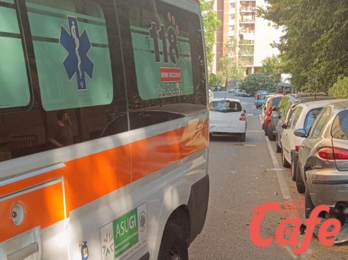 Incidente in via Colautti, uomo esce di strada, colpisce più auto in sosta e finisce a Cattinara 