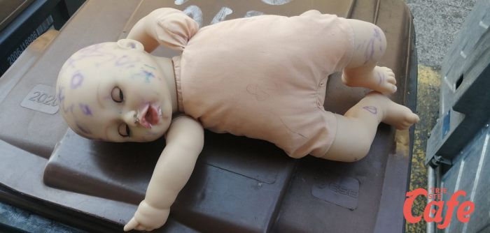 Shock in via Pascoli, rinvenuta una inquietante bambola