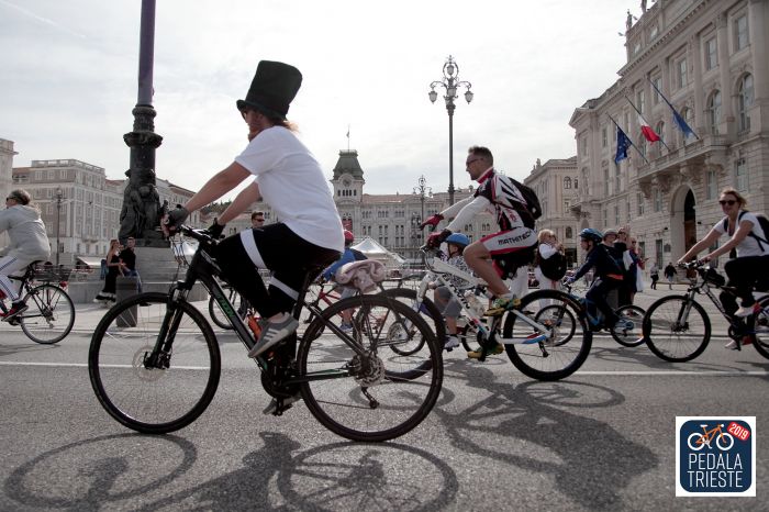 "Via le transenne dalla ciclabile delle Rive", FIAB lancia la raccolta firme