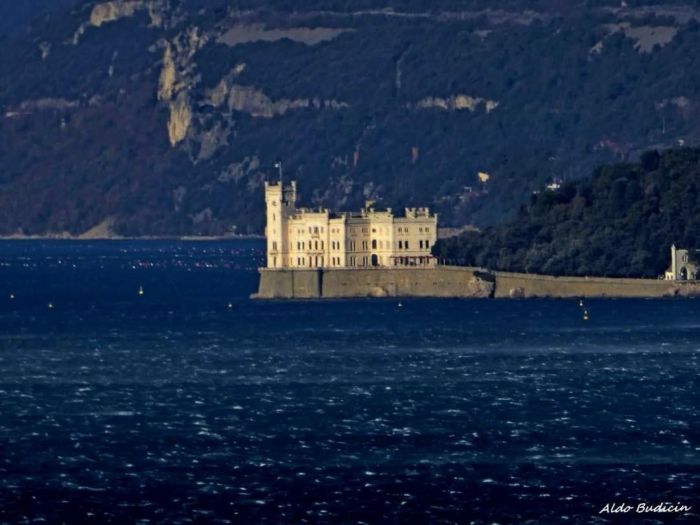 Soffia Bora forte a Trieste e sul Carso