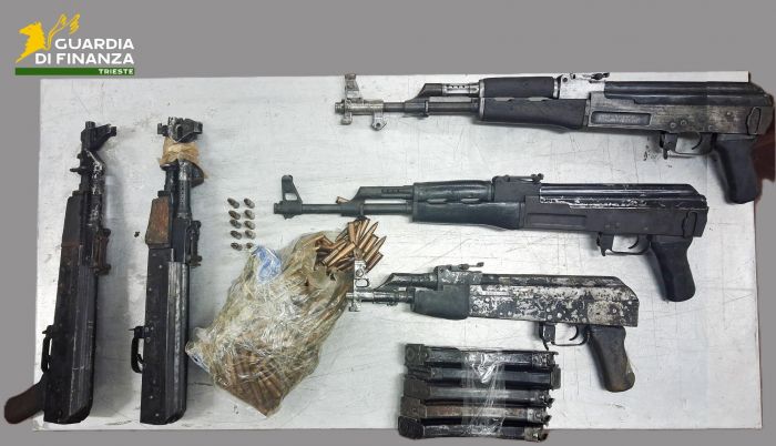 Bang bang al valico italino-sloveno: quella valigia pesava troppo, dentro c’erano i kalashnikov