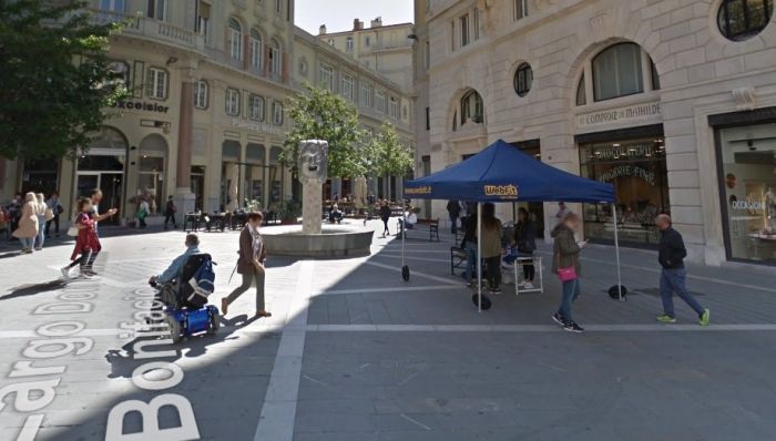 Largo Bonifacio, stalker ai domiciliari lancia sedie dei dehors e prende a pugni e calci le vetrine