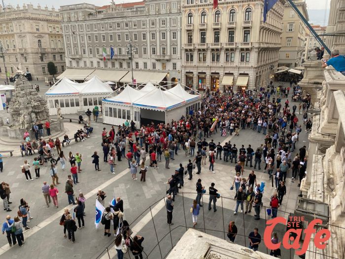 Protesta tifosi Triestina, i tifosi si spostano da piazza della Borsa a piazza Unità (FOTO-VIDEO)