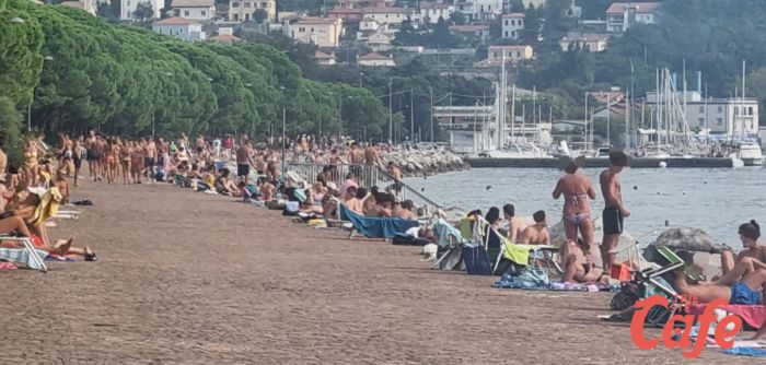 Scappa tra i bagnanti ma perde il coltello dal costume: inseguimento surreale a Barcola