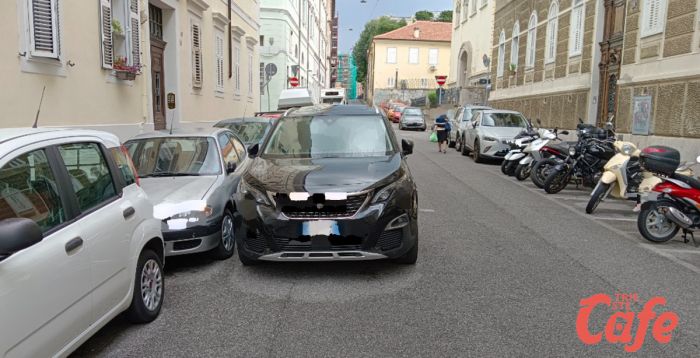 “Marciapiedi distrutti, auto ovunque e vetri sull’asfalto”: la rabbia di chi vive in via dell’Università