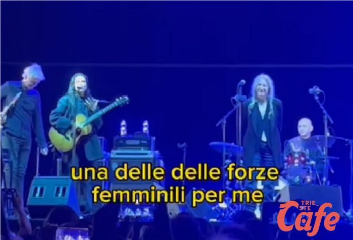 Sorpresa al concerto di Patti Smith a Gorizia, duetto sul palco con Elisa! (VIDEO) 