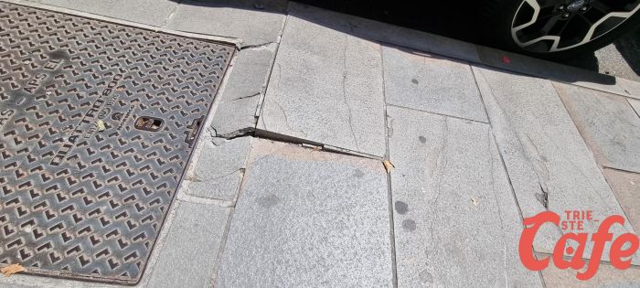 "Via Lazzaretto Vecchio, sollevamento di pietre sul marciapiede molto pericoloso per i pedoni 