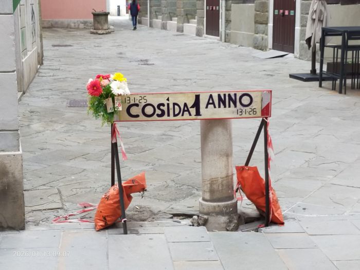 Via del Sale, festa provocatoria per la colonnina: “Colonnina” spegne una candelina