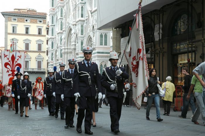 Vigili multano di 5.000 euro due venditori abusivi a Firenze