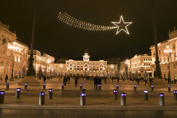 Oggi pomeriggio attesissima accensione degli alberi e decorazioni natalizie in piazza Unità 
