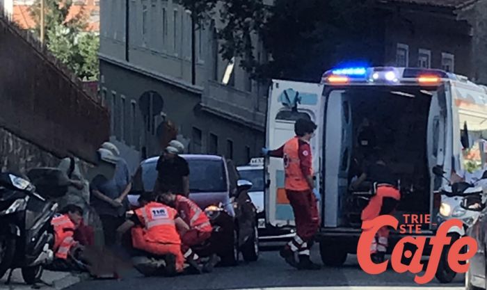 Via Farneto, scontro auto-moto per mancata distanza di sicurezza: centauro 71enne all'ospedale  