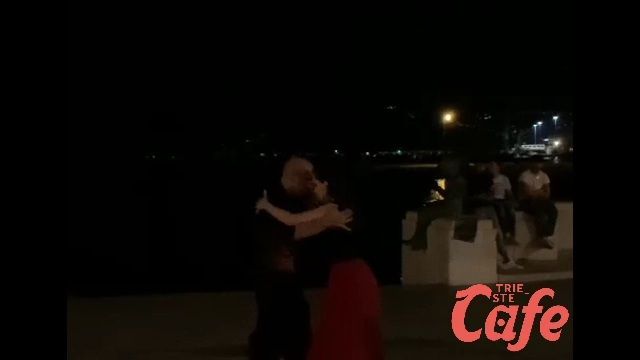 Romantico tango notturno alle 2.30 davanti alla Scala Reale sulle Rive (VIDEO) 