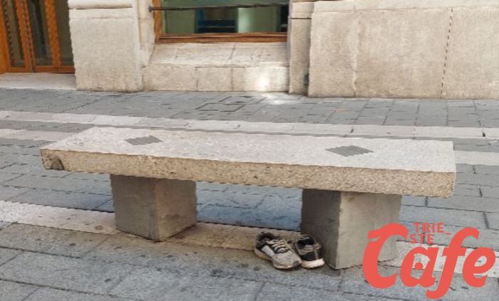 Via Dante, abbandona un paio di belle scarpe sotto una panchina e scappa 
