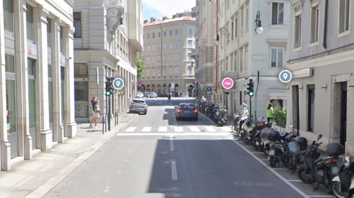 Via XXX Ottobre, ladro senza cuore scippa una triestina e scappa: la polizia locale lo becca e la giustizia trionfa! 
