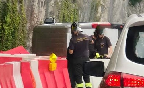 Furgone si rovescia in Costiera  