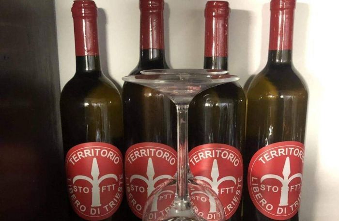 Curiosità a Trieste, bottiglie di vino brandizzate TLT 