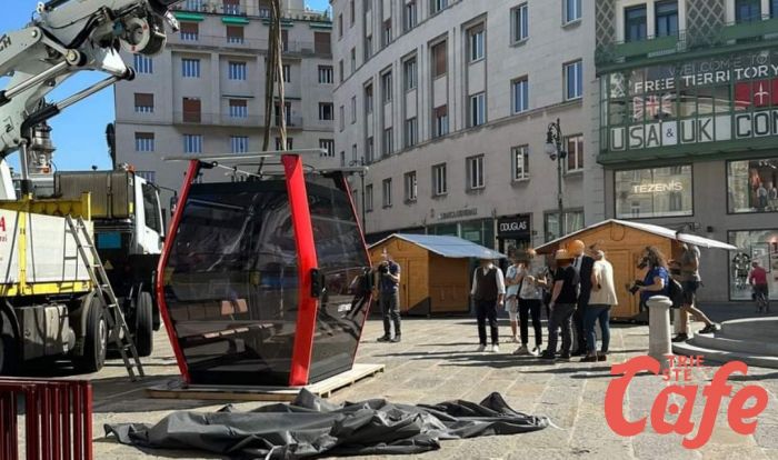 La cabina della cabinovia è arrivata in piazza della Borsa pronta per essere mostrata al grande pubblico! Folla di curiosi