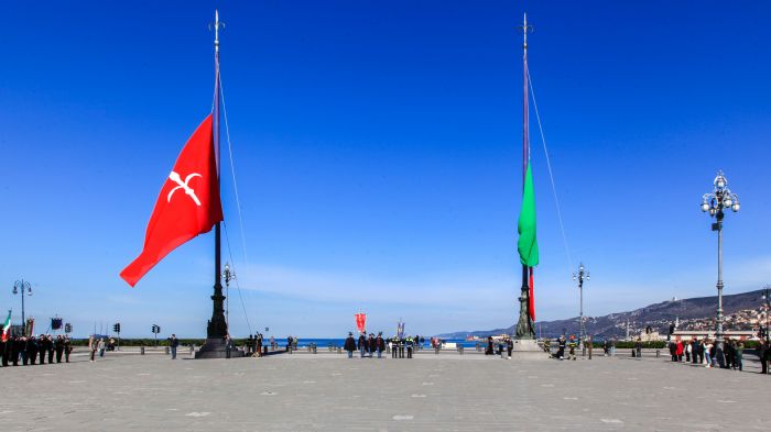 In piazza Unità l’alzabandiera solenne nel 69° Anniversario del Ritorno di Trieste all’Italia (FOTO)