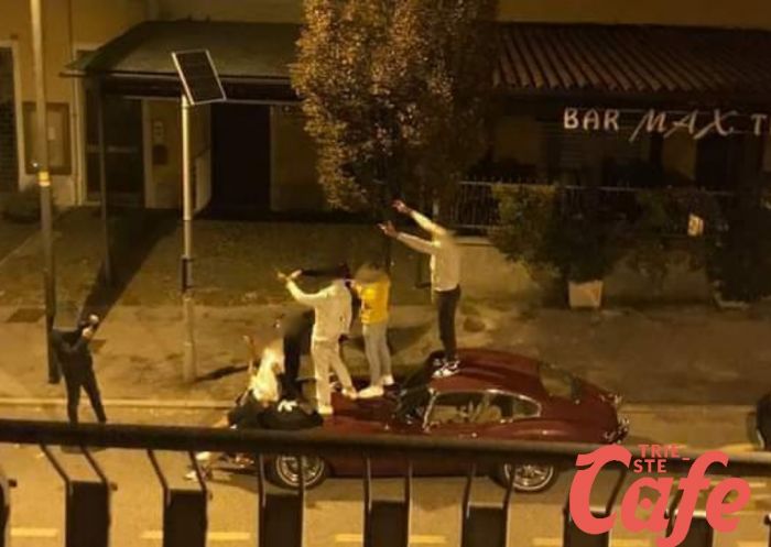 Opicina Shock, una decina di vandali urlanti sale su un'auto danneggiandola