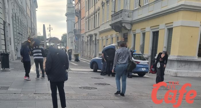 Tensione in pieno centro via Cassa di Risparmio/San Nicolò: volano insulti, calci e pugni 