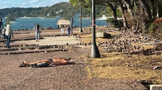 Lungomare di Barcola distrutto, c'è chi comunque prende il sole 