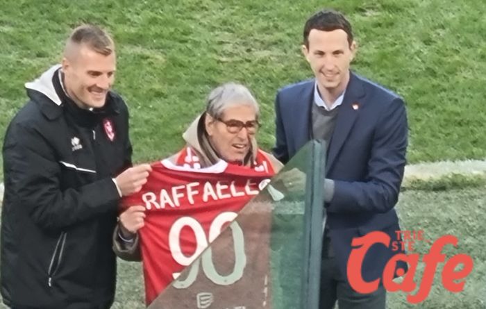 El "mulon" Raffaele tifosissimo della Triestina compie 90 anni: il presidente gli dona una maglietta personalizzata