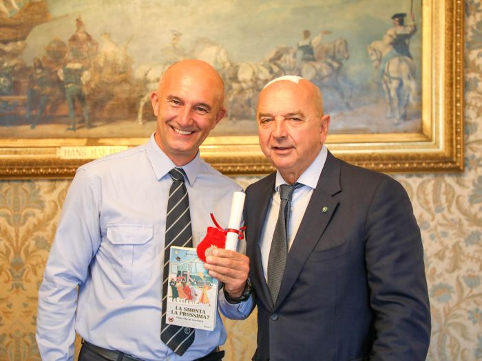 Premiato dal Sindaco il conducente di autobus Davide Destradi autore de “La smonta la prossima”