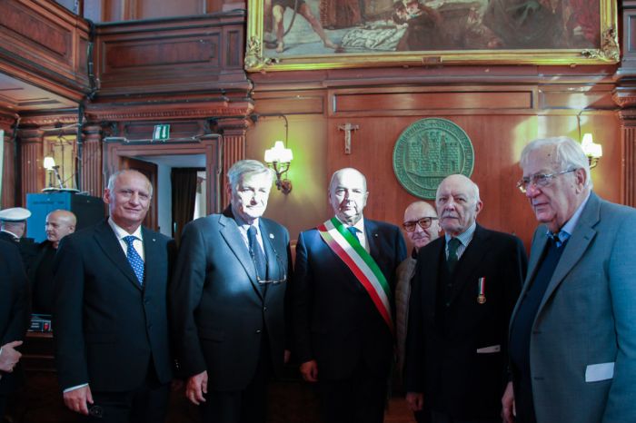 Civica benemerenza ai Caduti del '53, toccante cerimonia in Comune 