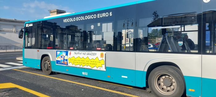Occhio alla truffa! Campagna informativa della polizia locale sui bus della Trieste Trasporti