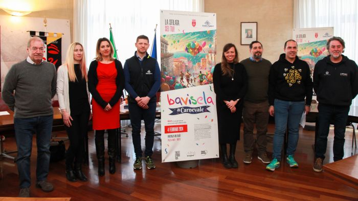 Prima Bavisela di Carnevale, correre tutti in maschera in allegria tra coriandoli e stelle filanti (VIDEO)