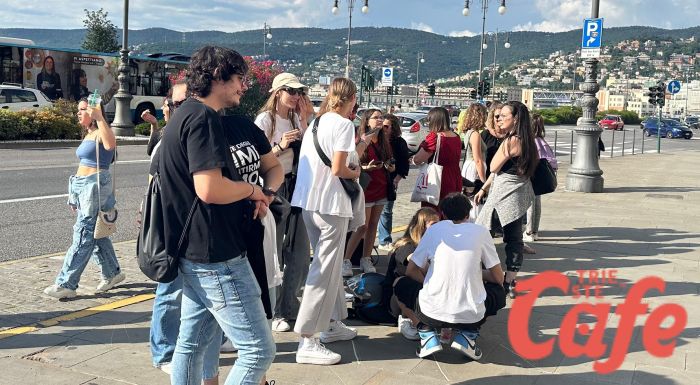 Ultimo a Trieste, fans in attesa della sua apparizione tutto il pomeriggio sulle Rive  (FOTO-VIDEO)