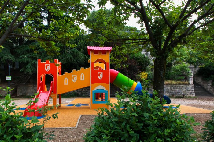 Completata l’installazione del nuovo gioco per bambini nel giardino di via San Michele