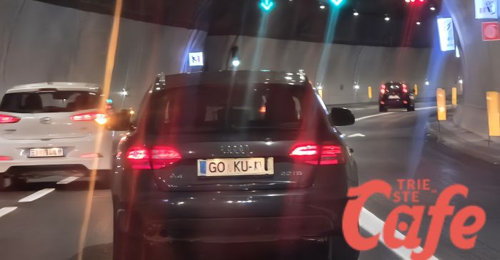 Goku sfreccia a Trieste: avvistata un'auto con targa che omaggia Dragon Ball