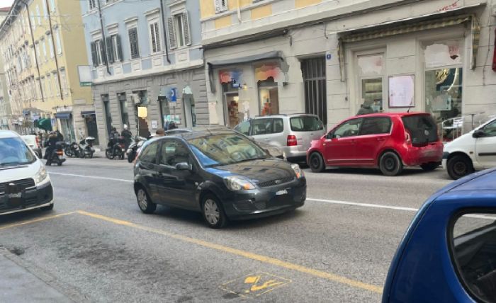 Via dell’Istria, parcheggia in mezzo alla strada e si allontana