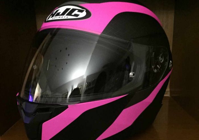 Via dell'Istria, rubato casco nero e fucsia: “Segnalatelo, ogni aiuto conta”