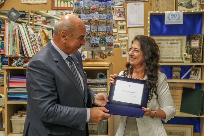 Il Sindaco ha consegnato una targa ad Antonella Pertot titolare della merceria Pertot per i 90 anni 