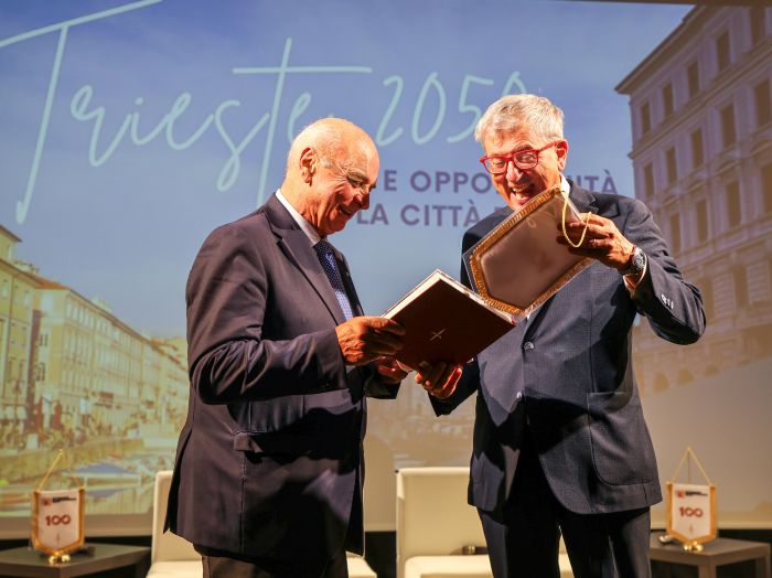 Il Sindaco ha conferito la medaglia bronzea al Collegio Provinciale geometri e geometri laureati di Trieste